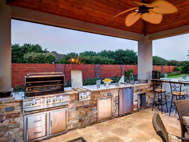 custom outdoor kitchen construction